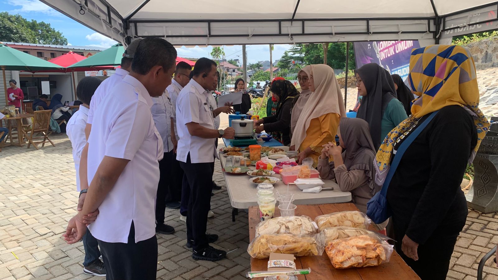 KURASI PARA PEDAGANG YANG AKAN BERJUALAN, DINAS PPKUKM PASTIKAN TERAS LA JADI DESTINASI TEMATIK YANG AMAN DAN NYAMAN